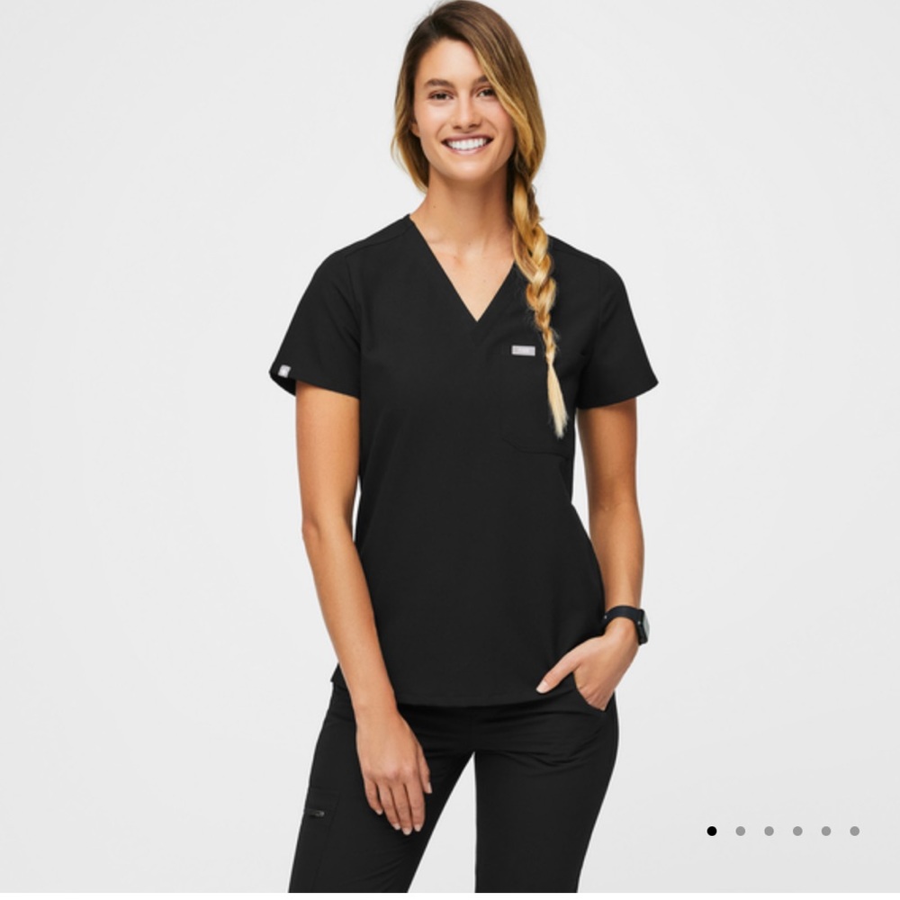 COPY - Black Figs Catarina One-Pocket Scrub Top